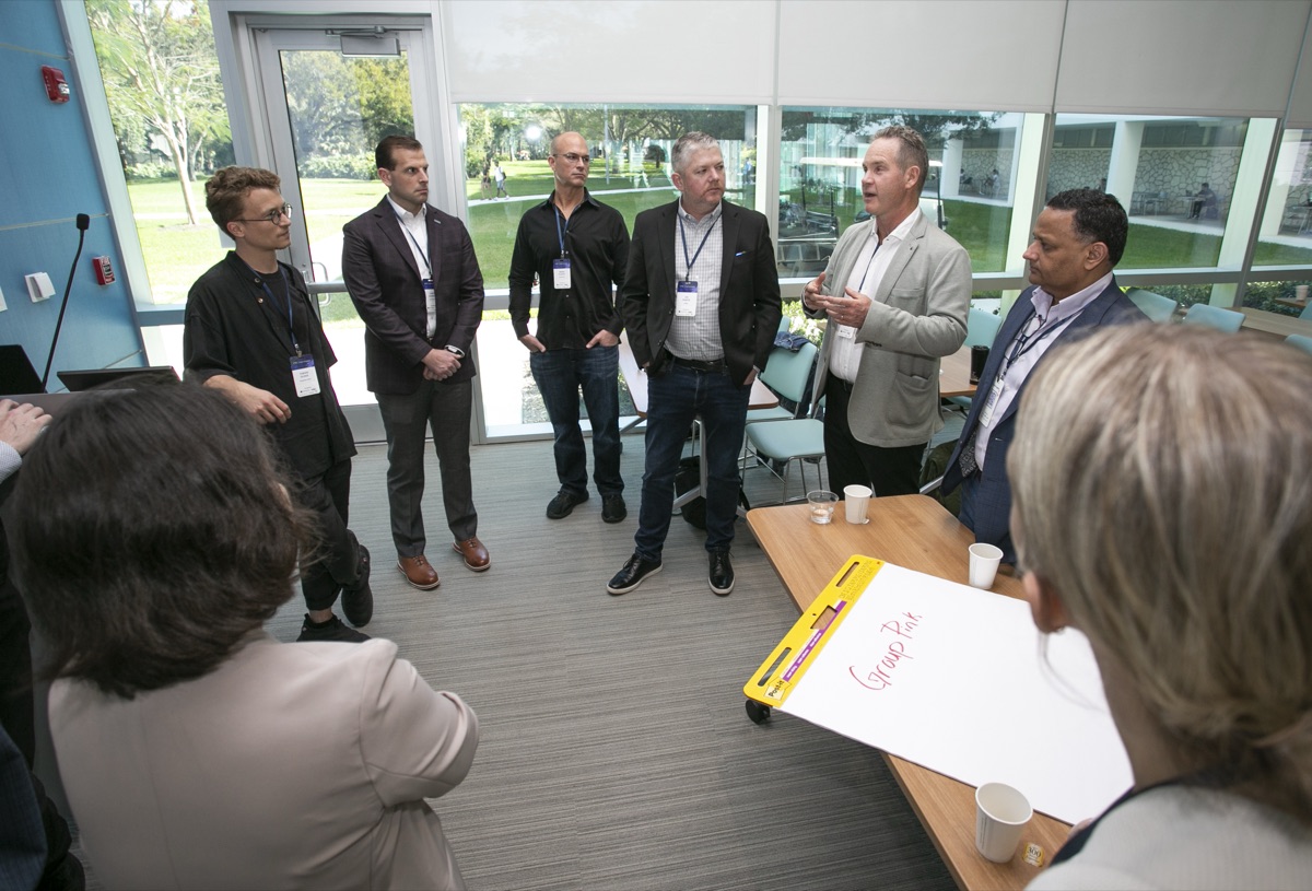 A working group around a flip chart